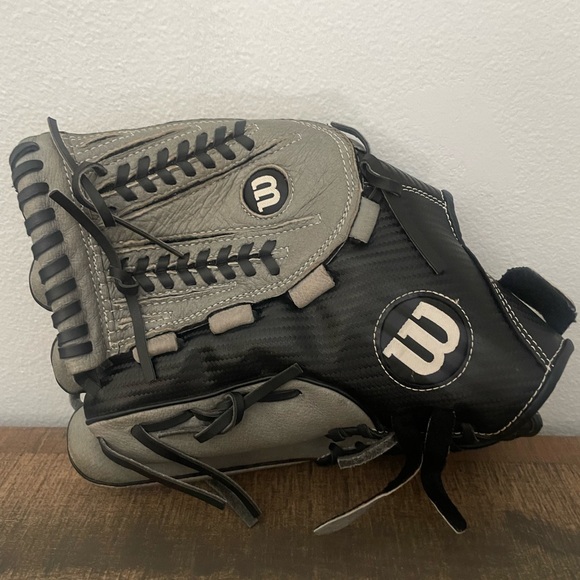 Wilson baseball glove - Picture 1 of 4